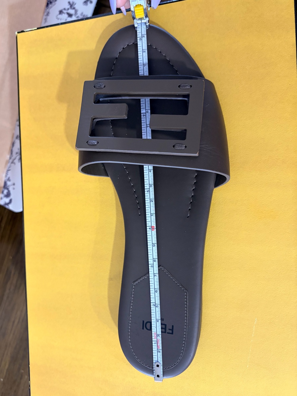 Fendi women’s leather Logo Slide sandal - Picture 6 of 8